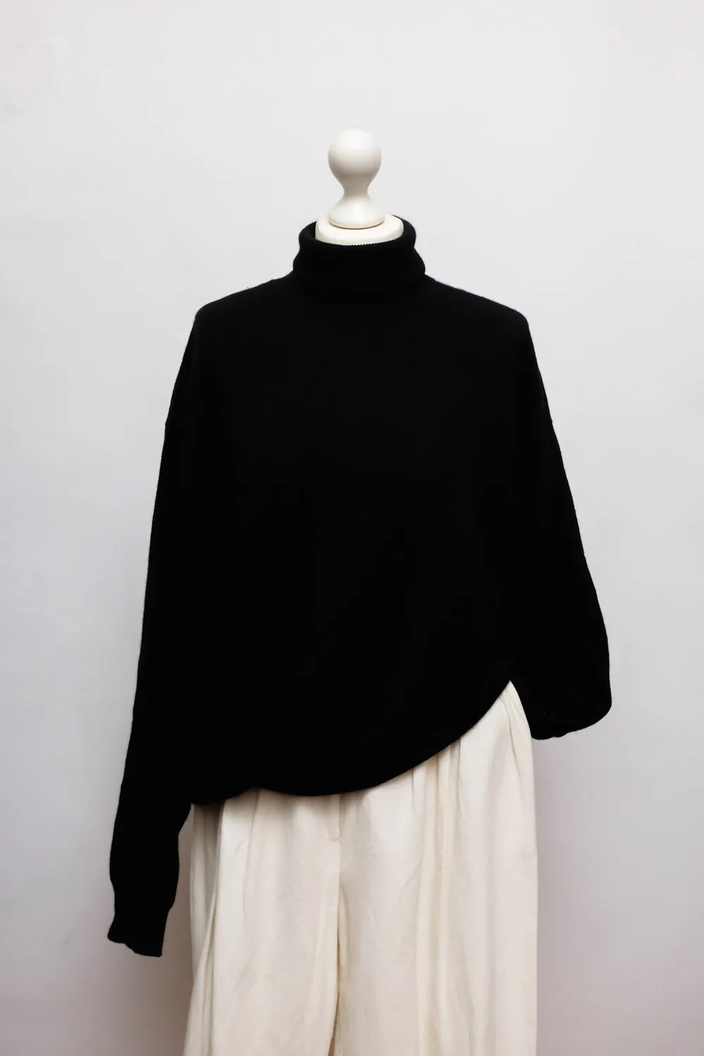 PURE CASHMERE BLACK OVERSIZE TURTLE KNIT